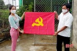 Trường học đầu tiên ở Hà Tĩnh vận động nguồn lực trao tặng cờ Đảng cho người dân
