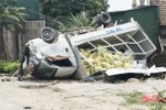 Xe tải “chỏng vó” lên trời, tài xế may mắn thoát nạn