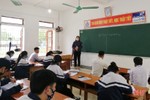 Học sinh lớp 9, 12 ở Hà Tĩnh trở lại trường: Đo thân nhiệt, rửa tay sát khuẩn, bố trí giãn cách an toàn