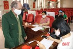 Người khó khăn ở TP Hà Tĩnh phấn khởi nhận tiền hỗ trợ do dịch Covid-19 trong “ngày vui đại thắng”