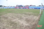 Vì đâu cỏ trên mặt sân vận động Hà Tĩnh bị chết?