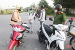 Thấy gì khi nhiều học sinh đi xe máy tới trường sai quy định ở TP Hà Tĩnh?