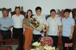 Huyện Nghi Xuân tặng hoa chúc mừng nam sinh giành 15 suất học bổng Mỹ