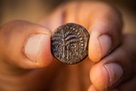 Israel phát hiện đồng tiền cổ bằng đồng 1.900 năm tuổi tại Jerusalem
