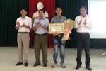 Người đàn ông dũng cảm cứu nữ sinh đuối nước nhận bằng khen của Chủ tịch UBND tỉnh Hà Tĩnh