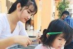 Nữ chủ quán 9X ở Hà Tĩnh cắt tóc miễn phí cho trẻ em, người nghèo