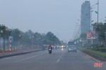 Khói rơm mù mịt cản trở giao thông trên tuyến đường vừa rộng vừa đẹp của TP Hà Tĩnh