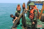 Theo bộ đội biên phòng truy bắt tàu giã cào trên vùng biển Hà Tĩnh