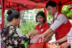 “Chợ nhân đạo” trao 125 suất quà cho người nghèo Thạch Hà