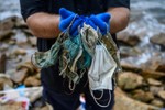 Bãi biển ở Hong Kong lại ngập ngụa rác khẩu trang y tế