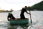 “Kỹ nghệ” chèo thuyền thúng của ngư dân Hà Tĩnh