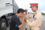 Vi phạm nồng độ cồn, tài xế ô tô ở Hà Tĩnh bị phạt 35 triệu đồng và tước giấy phép lái xe 23 tháng