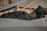 Nữ phi công Mỹ đầu tiên lái tiêm kích F-35A làm nhiệm vụ chiến đấu