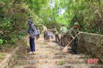 Đoàn viên Công an Hà Tĩnh dọn vệ sinh khu vực đền Lê Khôi
