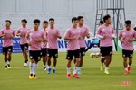 Các ngôi sao Hà Nội FC tập làm quen sân vận động Hà Tĩnh