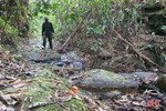 Suối cạn, chiến sỹ Đồn Biên phòng Phú Gia chật vật tìm nguồn nước sinh hoạt