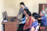 Nông dân Hà Tĩnh đến nhà văn hóa thôn sử dụng công nghệ thông tin