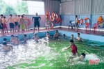 Trẻ em Cẩm Xuyên học bơi để phòng tránh đuối nước