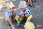 Các bé Trường Mầm non Trung Kiên ra quân bảo vệ môi trường