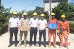 Điện lực Hà Tĩnh chi 45 triệu đồng hỗ trợ công nhân làm việc trong nắng nóng