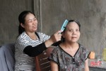 Người phụ nữ ở Hà Tĩnh 11 năm chăm sóc hàng xóm tật nguyền