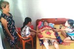 Xót xa cảnh mẹ già bạo bệnh chăm con trai bại liệt, lo 2 cháu nội đến trường