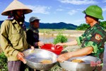 Chiến sỹ Biên phòng Hà Tĩnh giúp bà con dân tộc Chứt gieo cấy lúa hè thu
