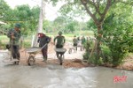 Gác ngày nghỉ, cán bộ, chiến sỹ ở Hương Sơn giúp dân xây dựng NTM