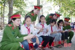 Tặng sách cho học sinh vùng biên giới Hương Khê