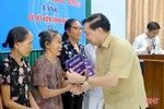 Ban Tuyên giáo Trung ương trao sổ tiết kiệm cho gia đình chính sách Can Lộc