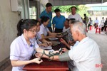 Khám, cấp phát thuốc cho cựu thanh niên xung phong, thương bệnh binh Hà Tĩnh