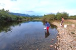 Giếng cạn, hàng trăm người dân vùng thượng ở Hà Tĩnh “liều” gánh nước suối ô nhiễm về dùng