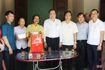 Chủ tịch Ủy ban Trung ương MTTQ Việt Nam tặng quà các gia đình chính sách tại Hà Tĩnh