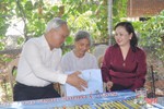 Phó Chủ tịch Quốc hội Uông Chu Lưu tặng quà người có công ở Nghi Xuân