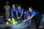 Dâng hương hoa, thắp nến tri ân tại nghĩa trang liệt sỹ ở Hà Tĩnh