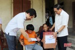 Đoàn ĐBQH Hà Tĩnh tặng quà các gia đình chính sách ở Thạch Hà