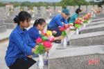 Tuổi trẻ Hà Tĩnh dâng gần 6.000 bông sen lên các ngôi mộ liệt sỹ
