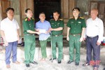 Đại tá Nguyễn Tất Nhân trao quà cho các gia đình chính sách ở Hà Tĩnh