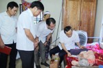 Phó Chủ tịch UBND tỉnh Đặng Ngọc Sơn tặng quà cho các gia đình chính sách ở Lộc Hà