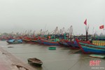 251 tàu thuyền vào cảng cá lớn nhất Hà Tĩnh tránh áp thấp nhiệt đới