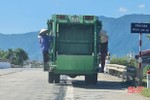 4 nữ công nhân đu bám sau xe thu gom rác thải khi đang lưu thông trên QL 1A