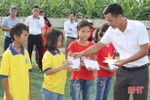 Giải bóng đá “Tiếp sức đến trường” tặng 64 suất quà cho học sinh nghèo Can Lộc