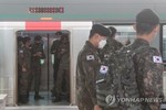 Hàn Quốc tìm người đi lễ nhà thờ ở Seoul, yêu cầu đóng cửa các doanh trại quân đội