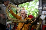 Reuters nói về cụ ông người Việt sở hữu mái tóc dài 5m