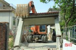 Tháo dỡ công trình công dân xây dựng trái phép ở Nghi Xuân