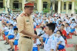 CSGT các địa phương ở Hà Tĩnh chỉ cách để học sinh đến trường an toàn