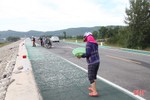 Ẩn hoạ tai nạn giao thông khi phơi hải sản trên tuyến đường ven biển Hà Tĩnh