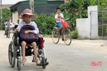 Khâm phục quyết tâm đến giảng đường của nữ sinh khuyết tật ở Hà Tĩnh