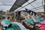 Người dân kể lại trận lốc xoáy làm tốc 75 mái nhà ở Hà Tĩnh