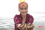 Người dân Lộc Hà “săn” nghêu biển sau mưa lớn